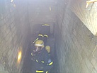 zwei Helfer mit AGT im Tunnel