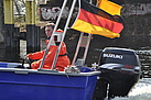 konzentrierter Bootsführer