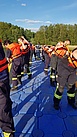 Kameraden der Feuerwehr auf der Arbeitsplattform